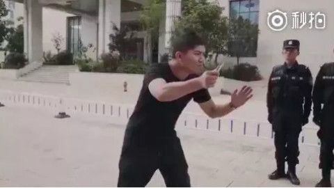 如何面对持刀歹徒?云南警察和美国特种兵教你最专业实用的方法